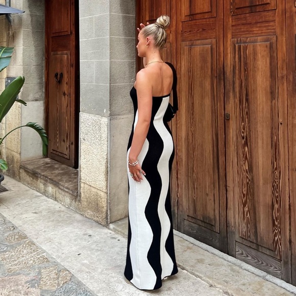 NA-KD Wavy Striped Knitted Maxi Dress - Picture 6 of 17